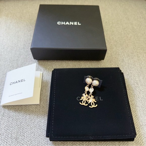 Chanel Earrings Cc Heart Clover Pearl Coco Swing B22s Sliver Gp - Picture 4 of 4